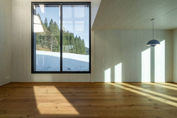 Natürliches Licht durch große Fenster